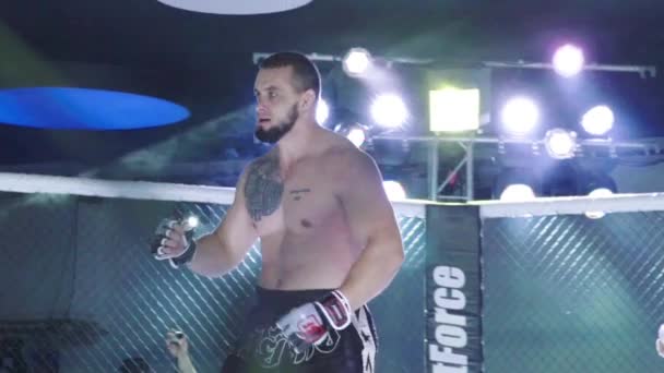 Un combattant masculin dans l'octogone MMA. Au ralenti. Kiev. Ukraine — Video