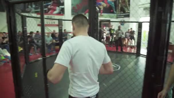 Um lutador masculino no octógono MMA. Kiev. Ucrânia — Vídeo de Stock