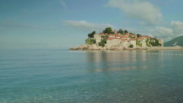 Sveti Stefan es una ciudad turística junto al mar. Montenegro. Día. — Vídeo de stock