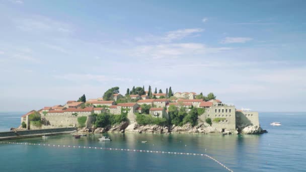 Sveti Stefan es una ciudad turística junto al mar. Montenegro. Día. — Vídeos de Stock
