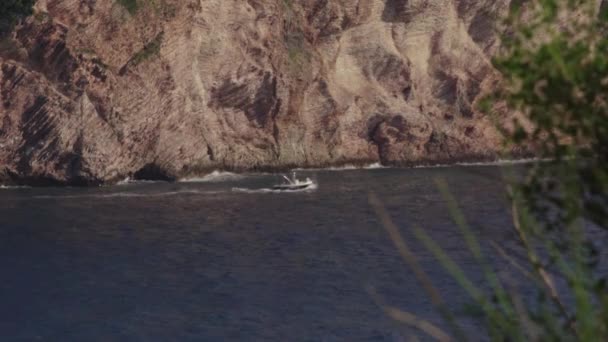 Dağlar ve deniz. Kıyı manzarası. Karadağ. Gün — Stok video