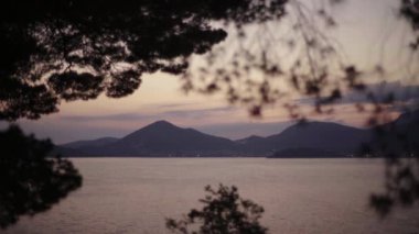 Akşamları deniz manzarası. Dağlar ve deniz. Karadağ