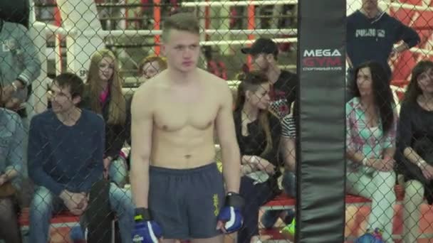 En manlig boxare i Mma-oktagonen. Kiev. Ukraina — Stockvideo