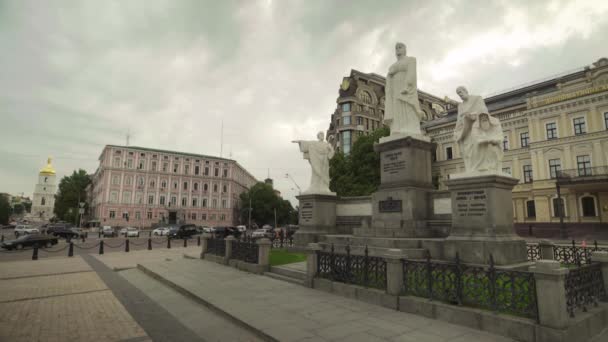 Opera Nazionale dell'Ucraina. Kiev. Monumento alla principessa Olga. Kiev. Ucraina . — Video Stock