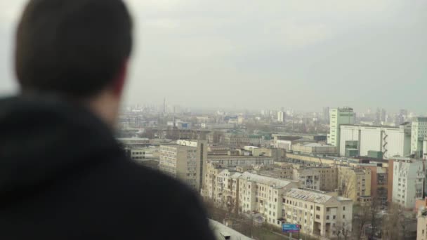 Un bărbat se uită la un oraș mare. Kiev. Ucraina . — Videoclip de stoc