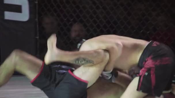 Battez-vous dans l'octogone MMA. Kiev. Ukraine — Video