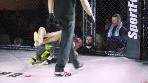 Lucha en el octágono MMA. Kiev. Ucrania — Vídeo de stock