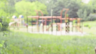 Oyun parkının yanında bıçaklı bir manyak.