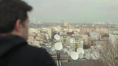 Bir adam büyük bir şehre bakar. Kyiv. Ukrayna.