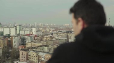 Bir adam büyük bir şehre bakar. Kyiv. Ukrayna.