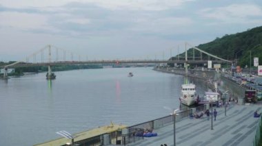 Kyiv, Ukrayna - 17 Haziran 2016. Dnipro Nehri 'ndeki nehir istasyonu. Kyiv. Ukrayna