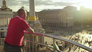 Bir adam Independence Meydanı 'na bakıyor. Meydan. Kyiv. Ukrayna