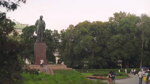 Monumento a Taras Shevchenko. Kiev. Ucrania — Vídeo de stock