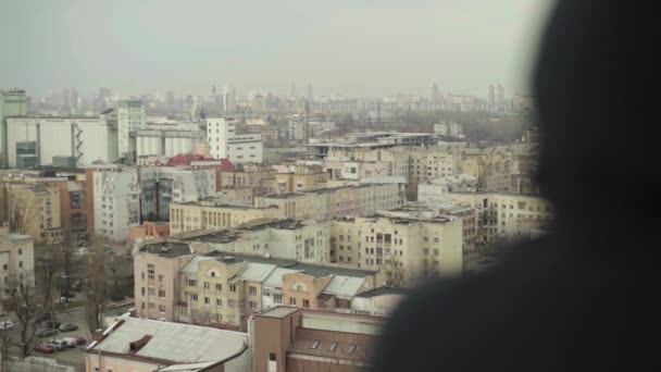 Muž se podívá na velké město. Kyjev. Ukrajina. — Stock video