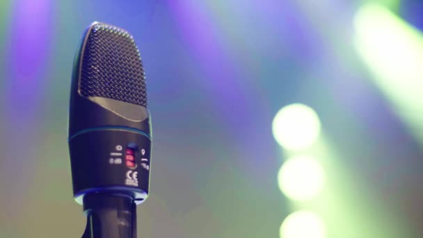 Microfoon op het podium close-up. — Stockvideo