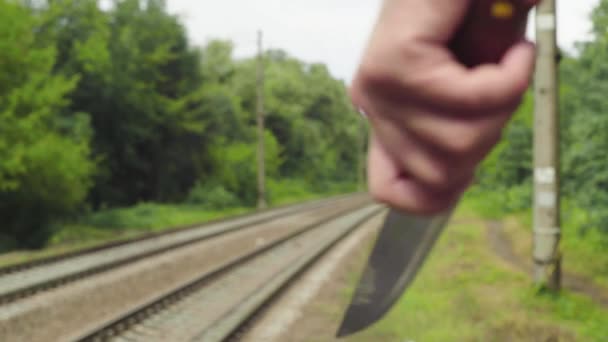 Maniak s nožem u kolejí. — Stock video