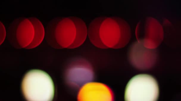 Coloridas luces de la ciudad por la noche — Vídeos de Stock
