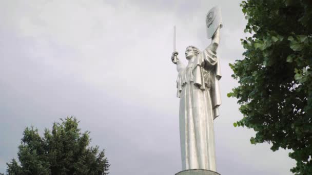 Monumento à Pátria em Kiev. Ucrânia — Vídeo de Stock