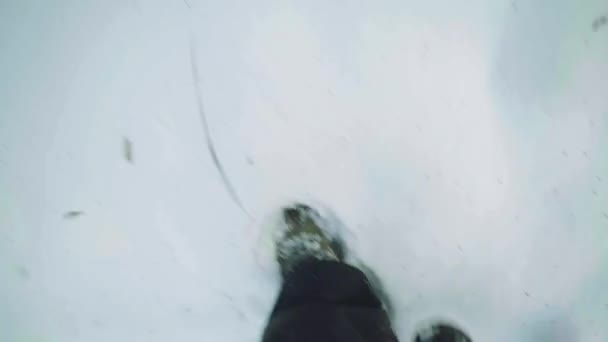 冬に雪に覆われた森で道に迷った男。ポフ — ストック動画