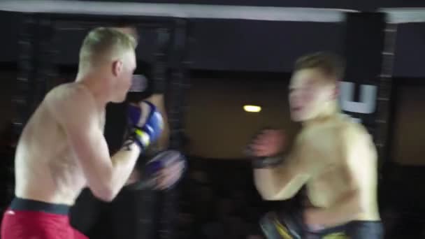 Lucha en el octágono MMA. Kiev. Ucrania — Vídeo de stock