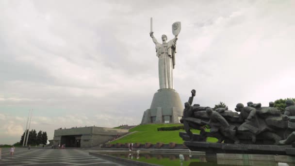 Monumento à Pátria em Kiev. Ucrânia — Vídeo de Stock