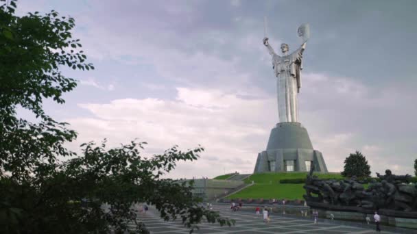 Monument Motherland i Kiev. Ukraina — Stockvideo