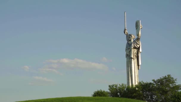 Monument Moederland in Kiev. Oekraïne — Stockvideo