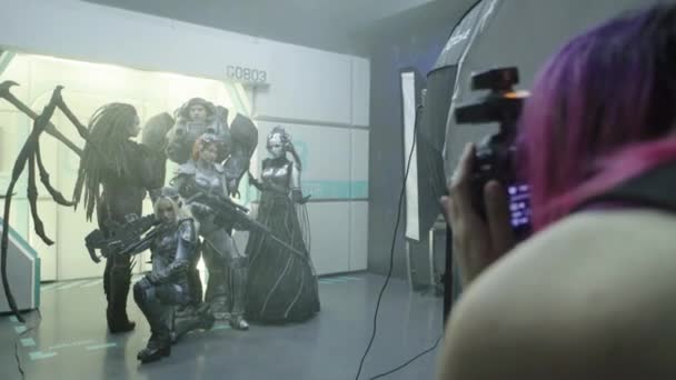 Séance photo dans les coulisses d'un studio. Comic con. Cosplay — Video