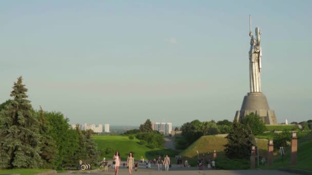 Monument Moederland in Kiev. Oekraïne — Stockvideo