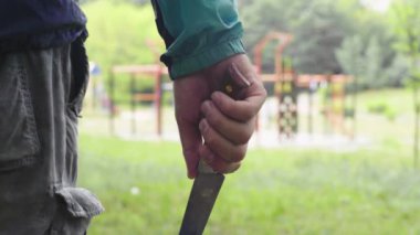Oyun parkının yanında bıçaklı bir manyak.