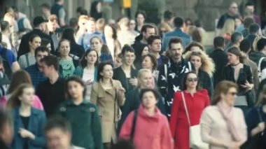 Sokakta yürüyen bir kalabalık. Ağır çekim. Kyiv. Ukrayna