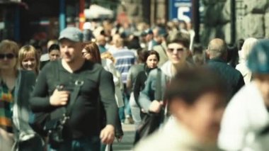 Sokakta yürüyen bir kalabalık. Ağır çekim. Kyiv. Ukrayna