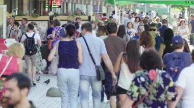 Sokakta yürüyen bir kalabalık. Ağır çekim. Kyiv. Ukrayna