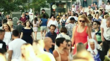 Sokakta yürüyen bir kalabalık. Ağır çekim. Kyiv. Ukrayna