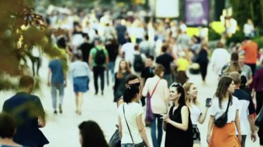 Sokakta yürüyen bir kalabalık. Ağır çekim. Kyiv. Ukrayna