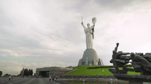 Monument Motherland i Kiev. Ukraina — Stockvideo