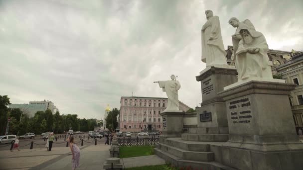Ukrayna Ulusal Operası. Kyiv. Prenses Olga 'nın anıtı. Kyiv. Ukrayna. — Stok video