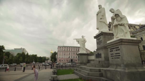 Nationaloper der Ukraine. kyiv. Denkmal für Prinzessin Olga. kyiv. Ukraine. — Stockvideo