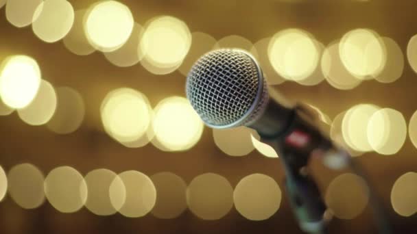 Mikrofon auf der Bühne in Nahaufnahme. — Stockvideo