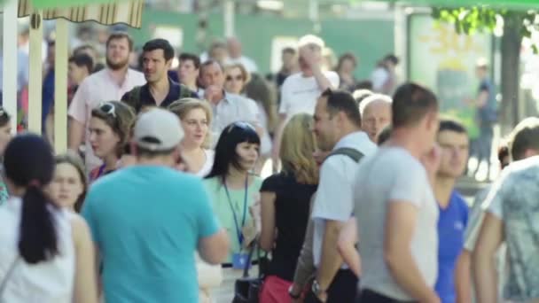 Una folla di persone che camminano per strada. Al rallentatore. Kiev. Ucraina — Video Stock