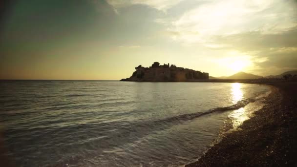 Sveti Stefan är en turiststad vid havet. Montenegro. Kvällstid — Stockvideo