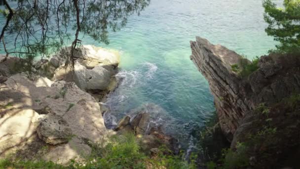 Close-up van een steenachtige kust. Montenegro, Sveti Stefan. — Stockvideo