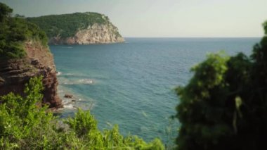 Dağlar ve deniz. Kıyı manzarası. Karadağ. Gün