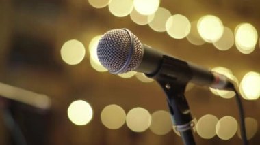 Sahneye yakın çekim yapan mikrofon..