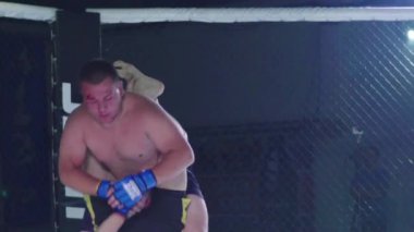 Mma sekizgeninde dövüş. Ağır çekim. Kyiv. Ukrayna