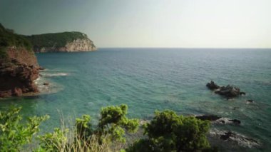 Dağlar ve deniz. Kıyı manzarası. Karadağ. Gün