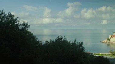 Sveti Stefan deniz kenarında bir turistik kasabadır. Karadağ. Gün