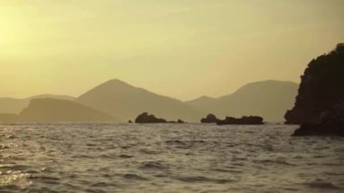 Akşamları deniz manzarası. Dağlar ve deniz. Karadağ