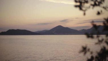Akşamları deniz manzarası. Dağlar ve deniz. Karadağ
