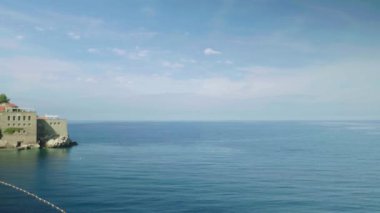Sveti Stefan deniz kenarında bir turistik kasabadır. Karadağ. Gün